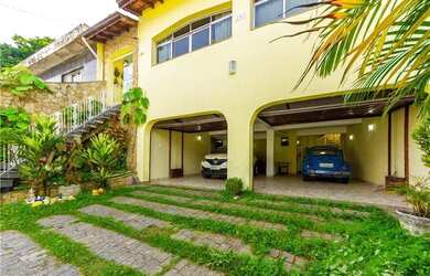 Imagem: A casa possui 3 Dormitórios, 3 Banheiros, 5 Vagas na garagem