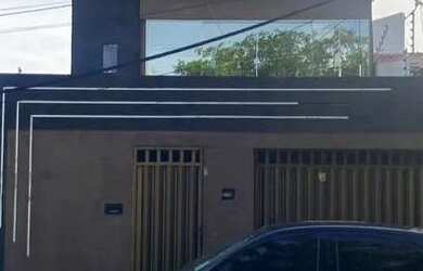 Imagem: A casa possui 3 Dormitórios, 3 Banheiros, 2 Vagas na garagem