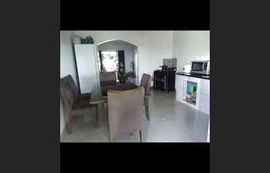 Imagem: A casa possui 3 Dormitórios, 2 Banheiros, 3 Vagas na garagem