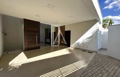 Imagem: A casa possui 3 Dormitórios, 1 Banheiro, 2 Vagas na garagem