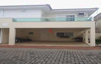 Imagem: A casa em condomínio possui 4 Dormitórios, 3 Banheiros, 2