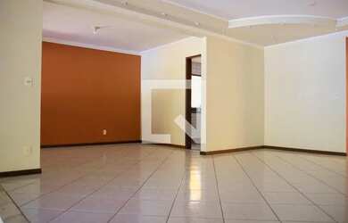 Imagem: A casa possui 4 Dormitórios, 4 Banheiros, 5 Vagas na garagem