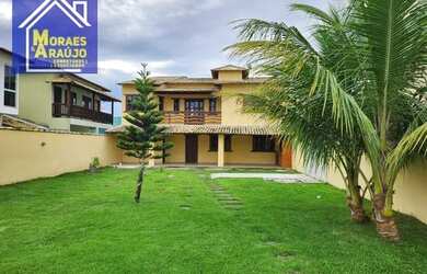 Imagem: A casa possui 4 Dormitórios, 2 Banheiros, 200m² de Área e