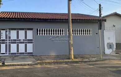 Imagem: A casa possui 3 Dormitórios, 2 Banheiros, 2 Vagas na garagem