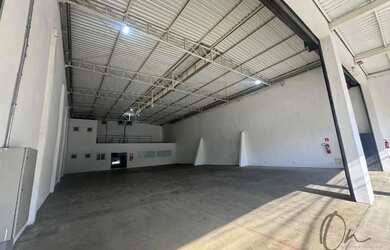 Imagem: O depósito possui 4 Vagas na garagem, 515m² de Área e está