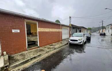Imagem: A casa possui 3 Dormitórios, 2 Banheiros, 2 Vagas na garagem