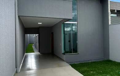 Imagem: A casa possui 3 Dormitórios, 3 Banheiros, 2 Vagas na garagem