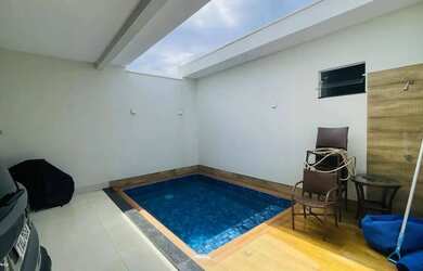 Imagem: A casa em condomínio possui 3 Dormitórios, 1 Banheiro, 2 Vagas