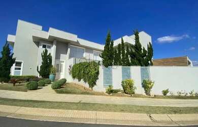 Imagem: A casa em condomínio possui 4 Dormitórios, 2 Banheiros, 4