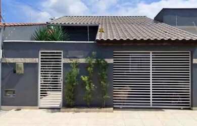 Imagem: A casa possui 3 Dormitórios, 2 Banheiros, 1 Vaga na garagem