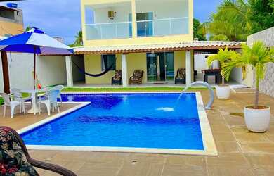 Imagem: A casa possui 5 Dormitórios, Acomodam 15 pessoas, 2 Vagas na