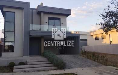 Imagem: A casa em condomínio possui 3 Dormitórios, 1 Banheiro, 2 Vagas