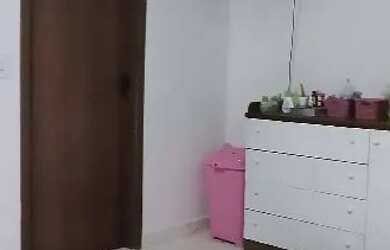 Imagem: A casa possui 2 Dormitórios, 2 Banheiros, 2 Vagas na garagem