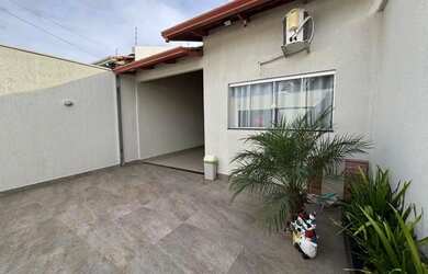 Imagem: A casa possui 2 Dormitórios, 3 Banheiros, 3 Vagas na garagem