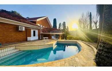 Imagem: A casa possui 4 Dormitórios, 5 Banheiros, 800m² de Área e