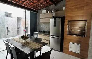 Imagem: A casa possui 3 Dormitórios, 4 Banheiros, 1 Vaga na garagem