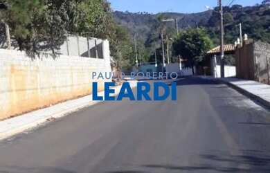 Imagem: O terreno e possui Dormitórios, Suítes, Banheiros, 2-0m²