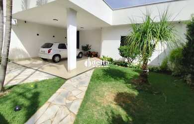 Imagem: A casa possui 3 Dormitórios, 2 Banheiros, 4 Vagas na garagem