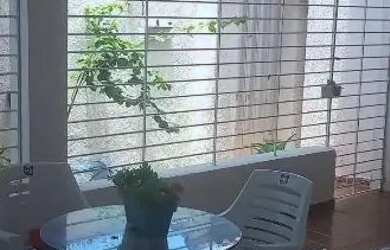 Imagem: A casa possui 4 Dormitórios, 4 Banheiros, 3 Vagas na garagem