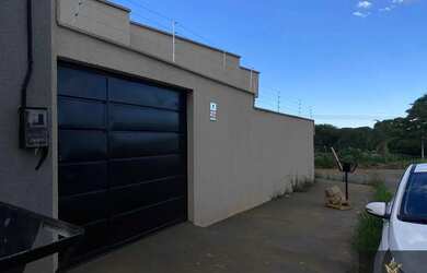 Imagem: A casa possui 3 Dormitórios, 2 Banheiros, 2 Vagas na garagem