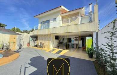 Imagem: A casa possui 3 Dormitórios, 3 Banheiros, 2 Vagas na garagem