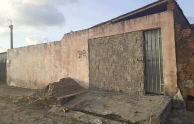 Imagem: A casa possui 2 Dormitórios, 1 Banheiro, 2 Vagas na garagem