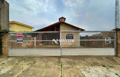 Imagem: A casa possui 2 Dormitórios, 2 Banheiros, 3 Vagas na garagem