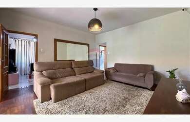 Imagem: A casa possui 4 Dormitórios, 2 Banheiros, 2 Vagas na garagem