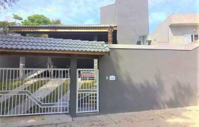 Imagem: A casa possui 3 Dormitórios, 3 Banheiros, 4 Vagas na garagem