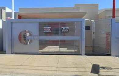 Imagem: A casa possui 3 Dormitórios, 3 Banheiros, 4 Vagas na garagem