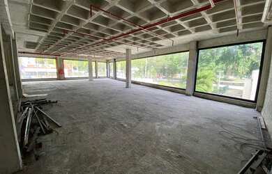 Imagem: O depósito possui 4 Vagas na garagem, 320m² de Área e está