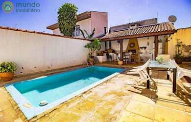 Imagem: A casa possui 4 Dormitórios, 2 Banheiros, 3 Vagas na garagem