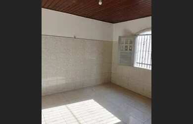 Imagem: A casa possui 1 Dormitório, 1 Banheiro, 1 Vaga na garagem e