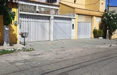 Imagem: A casa possui 4 Dormitórios, 1 Banheiro, 4 Vagas na garagem