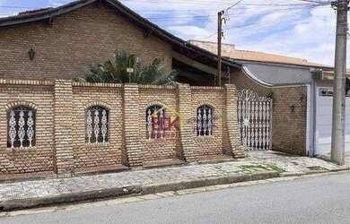 Imagem: A casa possui 4 Dormitórios, 2 Banheiros, 2 Vagas na garagem