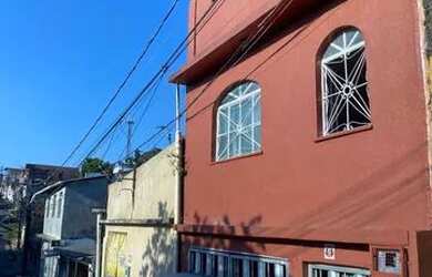 Imagem: A casa possui 3 Dormitórios, 1 Banheiro, 1 Vaga na garagem