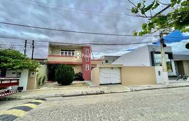 Imagem: A casa em condomínio possui 4 Dormitórios, 5 Banheiros, 4