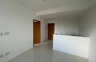 Imagem: O apartamento possui 1 Dormitório, 1 Banheiro, 1 Vaga na garagem