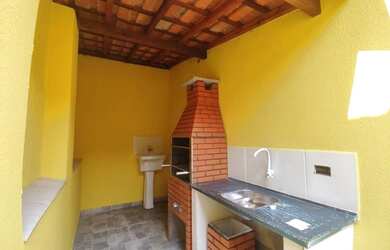 Imagem: A casa possui 2 Dormitórios, 1 Banheiro, 2 Vagas na garagem