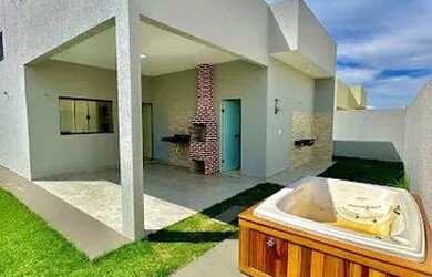 Imagem: A casa possui 3 Dormitórios, 2 Banheiros, 4 Vagas na garagem