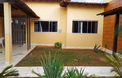 Imagem: A casa possui 4 Dormitórios, 2 Banheiros, 5 Vagas na garagem