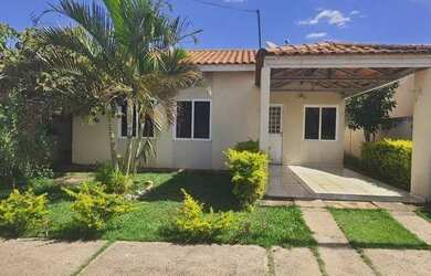 Imagem: A casa possui 2 Dormitórios, 1 Banheiro, 2 Vagas na garagem