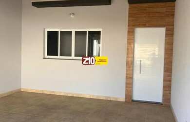 Imagem: A casa possui 3 Dormitórios, 2 Banheiros, 2 Vagas na garagem