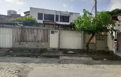 Imagem: A casa possui 3 Dormitórios, 4 Banheiros, 1 Vaga na garagem