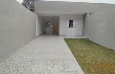 Imagem: A casa possui 3 Dormitórios, 2 Banheiros, 3 Vagas na garagem