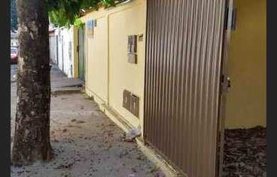 Imagem: A casa possui 2 Dormitórios, 1 Banheiro, 2 Vagas na garagem