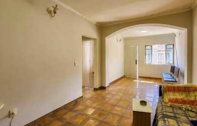 Imagem: A casa possui 3 Dormitórios, 2 Banheiros, 2 Vagas na garagem