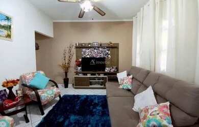 Imagem: A casa possui 3 Dormitórios, 2 Banheiros, 2 Vagas na garagem