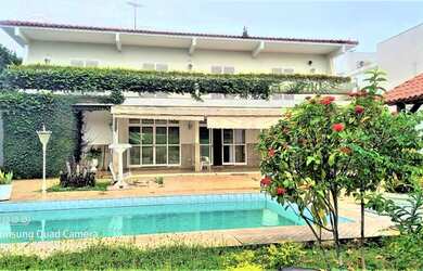 Imagem: A casa possui 4 Dormitórios, 5 Banheiros, 2 Vagas na garagem