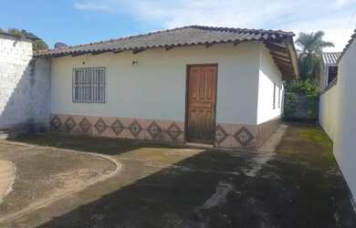 Imagem: A casa possui 3 Dormitórios, 1 Banheiro e 3 Vagas na garagem